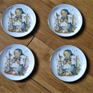 NEW 1993 MJ Hummel 4 Mini Plates Kerchief Girl Wildflowers"He Loves Me" Germany